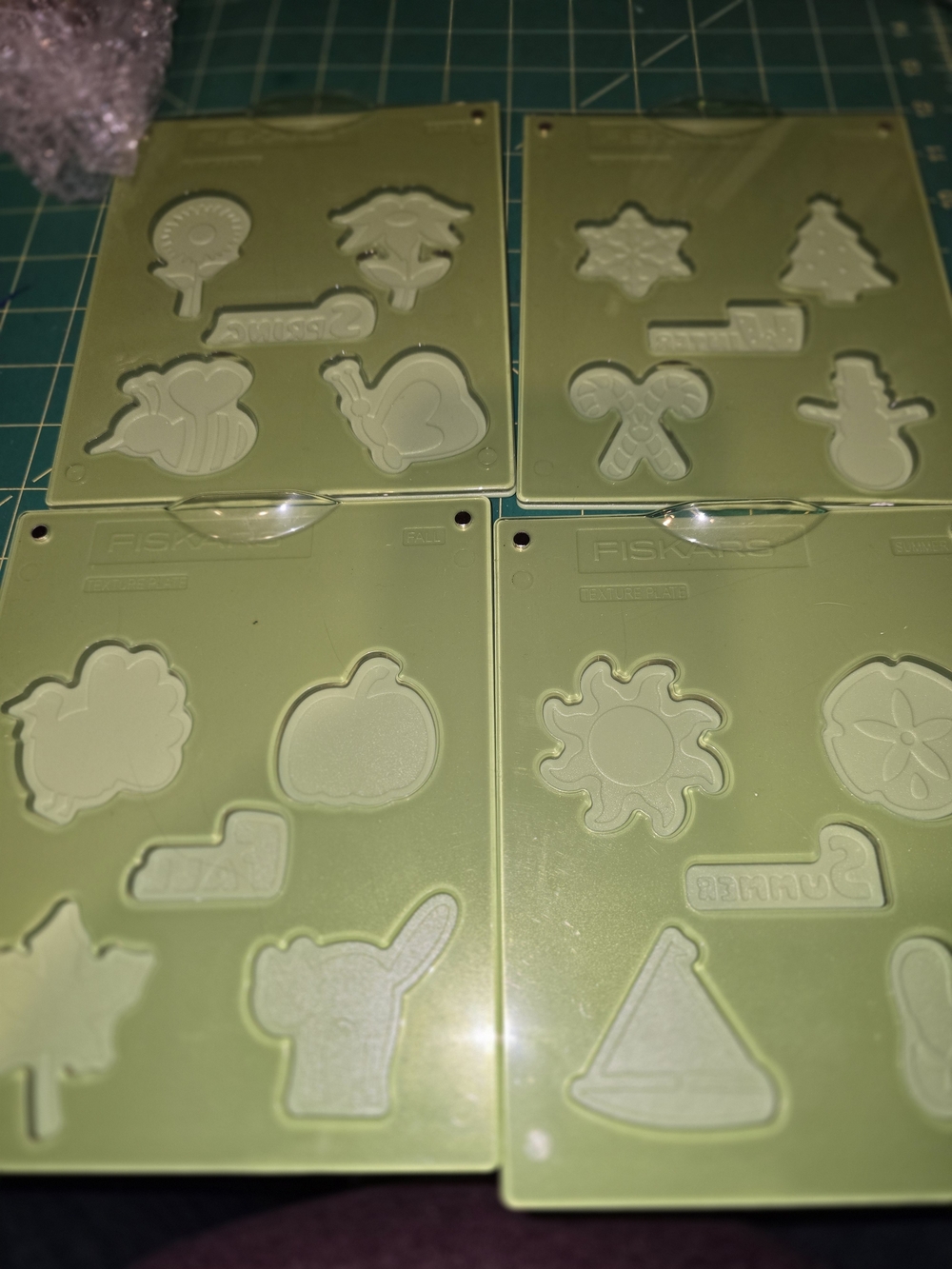 Fiskars Spring Embossing Plate Set - Green - Picture 2 of 3